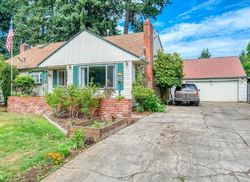Pre-foreclosure in  SE SALMON ST Portland, OR 97233