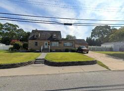 Pre-foreclosure in  PAUMANAKE AVE West Islip, NY 11795