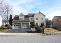 Pre-foreclosure in  OAK THORNE LN Lancaster, PA 17602