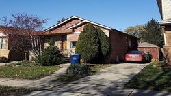 Pre-foreclosure in  W 100TH PL Evergreen Park, IL 60805