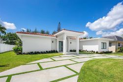 Pre-foreclosure in  N SHORE DR Miami Beach, FL 33141