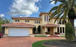 Pre-foreclosure in  N AUGUSTA DR Hialeah, FL 33015