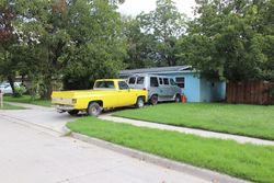 Pre-foreclosure in  HOLIDAY DR Arlington, TX 76010