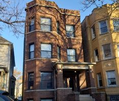 Pre-foreclosure in  W CUYLER AVE Chicago, IL 60618