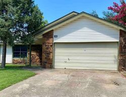 Pre-foreclosure in  E 74TH PL Tulsa, OK 74133