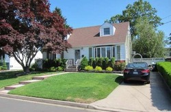 Pre-foreclosure Listing in HARRIET RD NORTH BABYLON, NY 11703