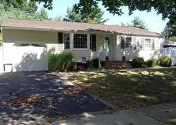  Spinner Ln, Commack NY