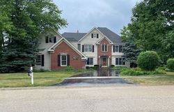 Pre-foreclosure in  EMILY DICKINSON LN Saint Charles, IL 60175