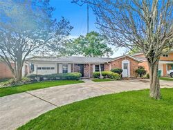 Pre-foreclosure in  FAIRLAWN DR Gretna, LA 70056