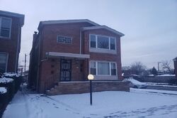 Pre-foreclosure in  S BENNETT AVE Chicago, IL 60617