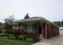Pre-foreclosure in  BEACONSFIELD AVE Eastpointe, MI 48021