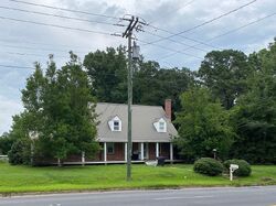 W Main St, Wallace NC