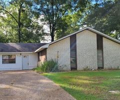 Pre-foreclosure in  BIRCHWOOD DR Monroe, LA 71203
