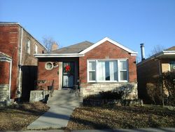 Pre-foreclosure in  S BENNETT AVE Chicago, IL 60617