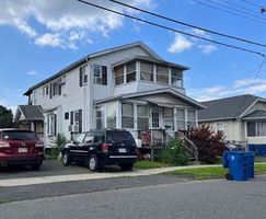 Pre-foreclosure in  WINDSOR ST West Springfield, MA 01089