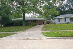 Pre-foreclosure in  LYNN AVE Shreveport, LA 71105