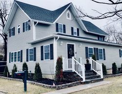 Pre-foreclosure in  MAPLE CT Bay Shore, NY 11706