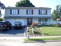 Pre-foreclosure in  DOWNEY DR Huntington, NY 11743