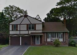 Pre-foreclosure Listing in BOBANN DR NESCONSET, NY 11767