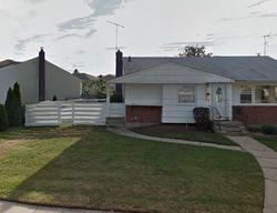 Pre-foreclosure in  AMHERST LN Hicksville, NY 11801