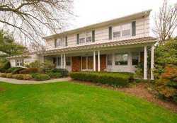 Pre-foreclosure Listing in WATEREDGE PL HEWLETT, NY 11557