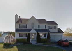 Pre-foreclosure in  E GREENTREE DR Medford, NY 11763