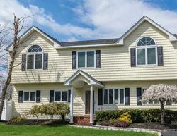 Pre-foreclosure Listing in OAKWOOD AVE WEST ISLIP, NY 11795