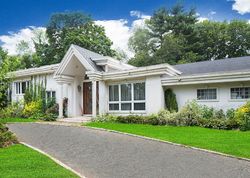Pre-foreclosure in  SPLIT ROCK DR Great Neck, NY 11024
