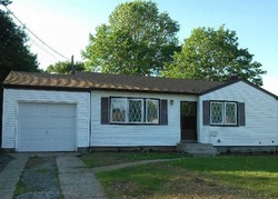 Pre-foreclosure in  BEECH PL Bay Shore, NY 11706