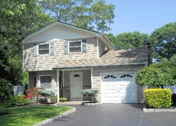 Birch Hollow Dr, Shirley NY
