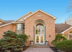 Pre-foreclosure in  FOX RUN Saint James, NY 11780