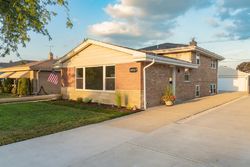 Pre-foreclosure in  N NEVA AVE Chicago, IL 60656