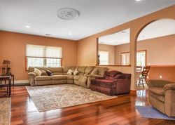 Pre-foreclosure in  OAK PL Selden, NY 11784