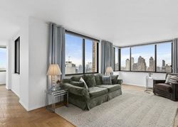 Pre-foreclosure in  W 50TH ST PH 3C New York, NY 10019