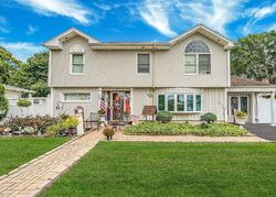 Pre-foreclosure in  E 2ND ST Deer Park, NY 11729