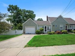 Pre-foreclosure Listing in WASHINGTON AVE BELLMORE, NY 11710