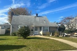 Pre-foreclosure in  FARM LN Levittown, NY 11756