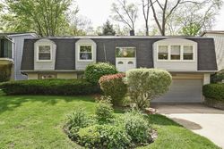 Pre-foreclosure in  CAMBRIDGE DR Buffalo Grove, IL 60089