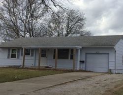 Pre-foreclosure in  N FARVIEW DR Independence, MO 64056
