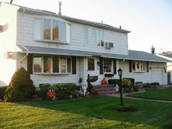  Cambridge Dr, Hicksville NY