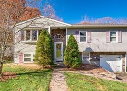 Pre-foreclosure Listing in KNOB HILL DR HAMDEN, CT 06518