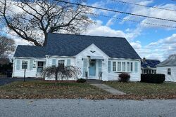 Pre-foreclosure in  BROOKFIELD DR Cranston, RI 02920