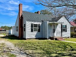 Pre-foreclosure in  N PARK AVE Williamston, NC 27892