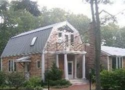 Pre-foreclosure in  QUEENS LN East Hampton, NY 11937