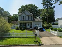 Pre-foreclosure Listing in HARRISON AVE MILLER PLACE, NY 11764