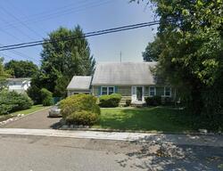 Pre-foreclosure Listing in GLENWOOD RD GLEN HEAD, NY 11545