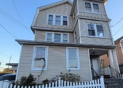 Pre-foreclosure in  WOODSIDE AVE Bridgeport, CT 06606