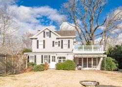 Pre-foreclosure in  BUELL LN East Hampton, NY 11937