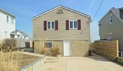 Pre-foreclosure in  YACHT CLUB RD Babylon, NY 11702