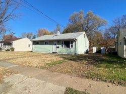 Pre-foreclosure in  WAYNE AVE Granite City, IL 62040
